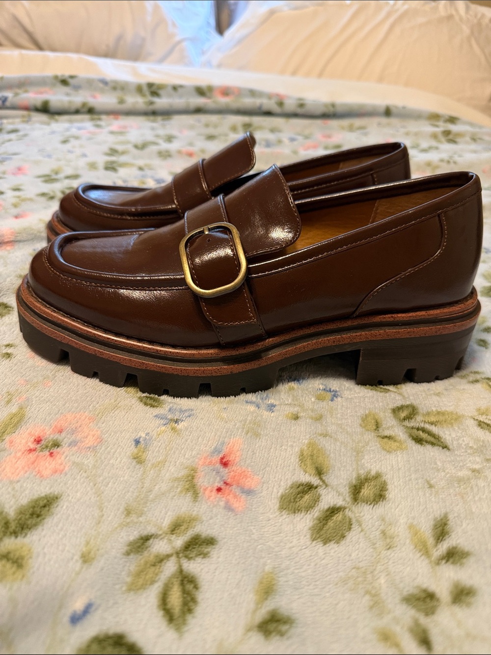 Korks Vara 10M Brown Leather Platform Loafers with Gold Buckle